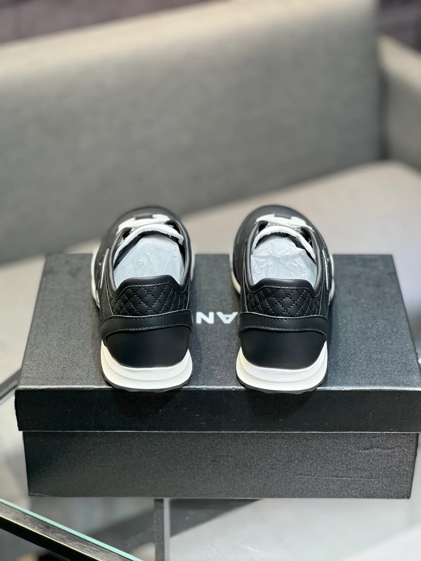 Men's men's shoes 💰620 Exclusive real shot (top version) CHANEL Chanel 2025ss color matching thick-soled casual sports shoes and sneakers. The counter is synchronized. The counter is very popular. A shoe that is very difficult to buy. The most popular thick-soled panda shoes on the Internet. It can be imagined that Xiaoxiang control can't miss it. It has both good looks and comfort. Simple and versatile white shoes. The thick sole increases the height and is super versatile. Close your eyes and wear it. Whoever wears it will look better. Upper: calfskin Lining: imported sheepskin lining Outsole: TPU original outsole Size: 35-44 (customized for women 41 and 40, and 45 for men)